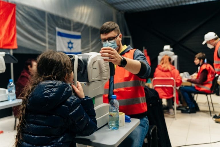 Shamir: Mobile Brillenmanufaktur für ukrainische Flüchtlinge