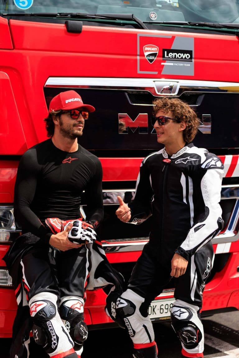 Carrera: Netflix-Stars auf der Rennstrecke