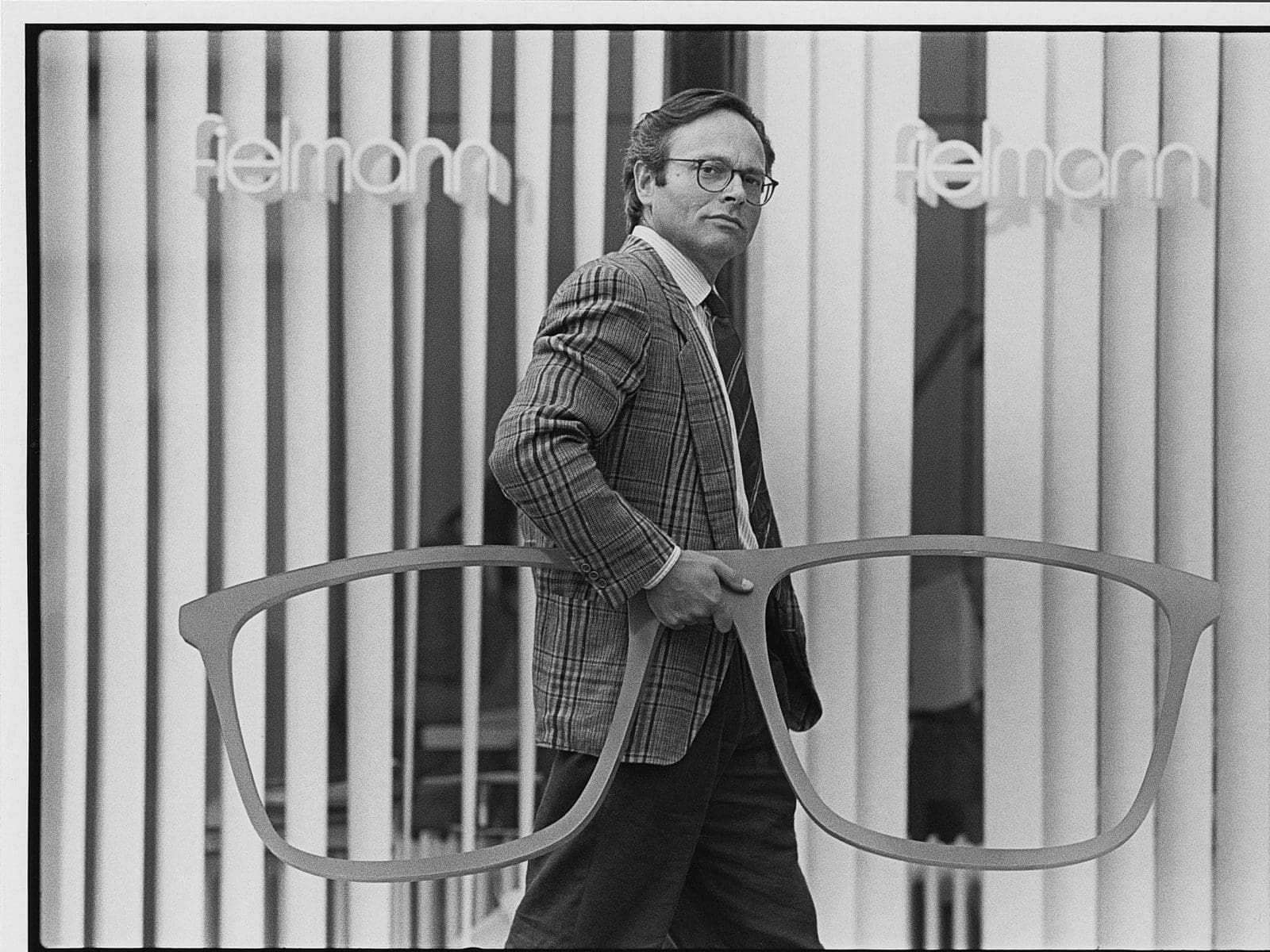 50 Jahre Fielmann. Günther Fielmann mit Riesenbrille.