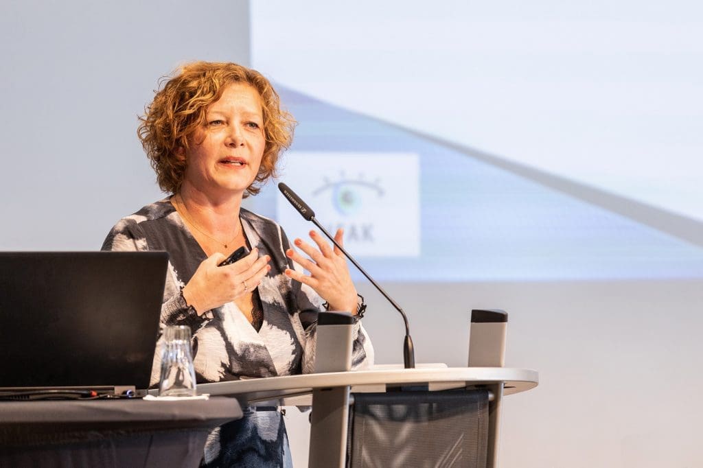 Alina Kinder spricht zum Publikum