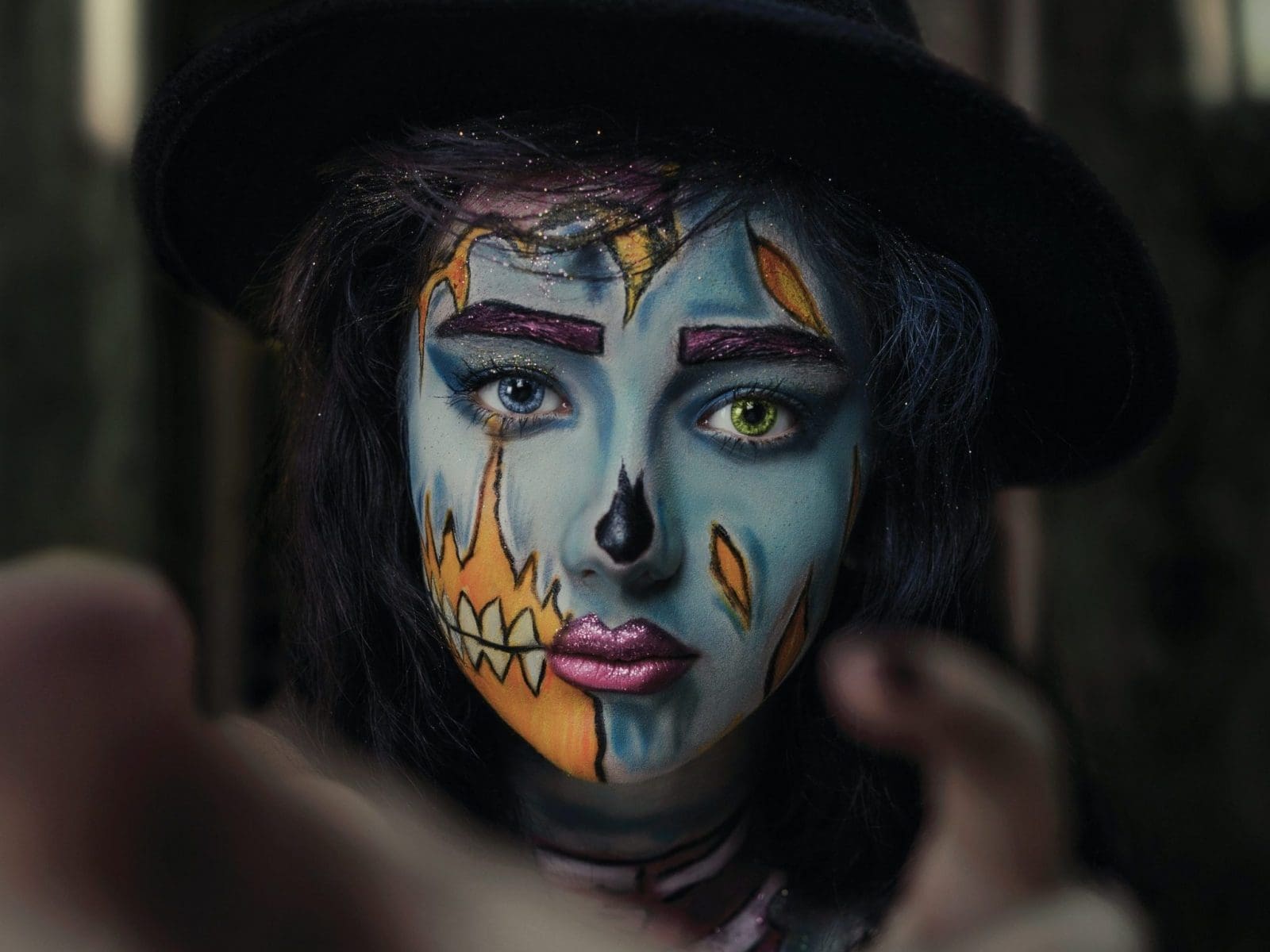 Halloween Kostüm mit farbigen Kontaktlinsen