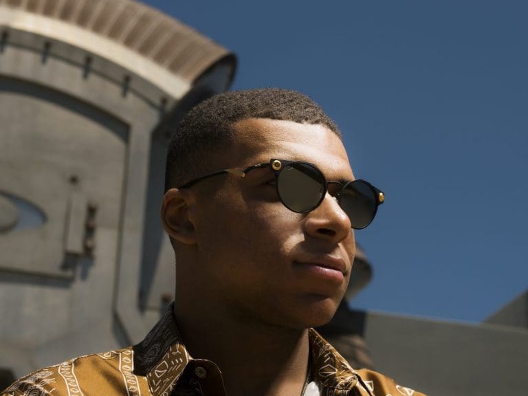 Kylian Mbappé trägt die Deadbolt-Sonnenbrille von Oakley