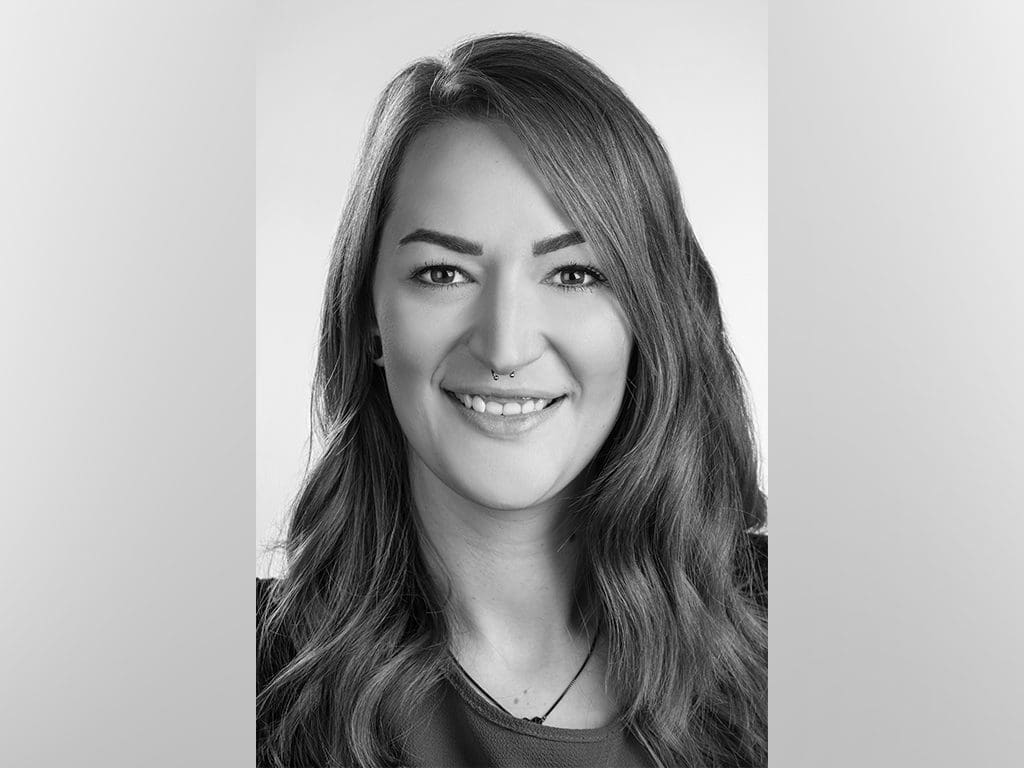 Lara-Madeleine Scholze vom Brillenglashersteller Visall