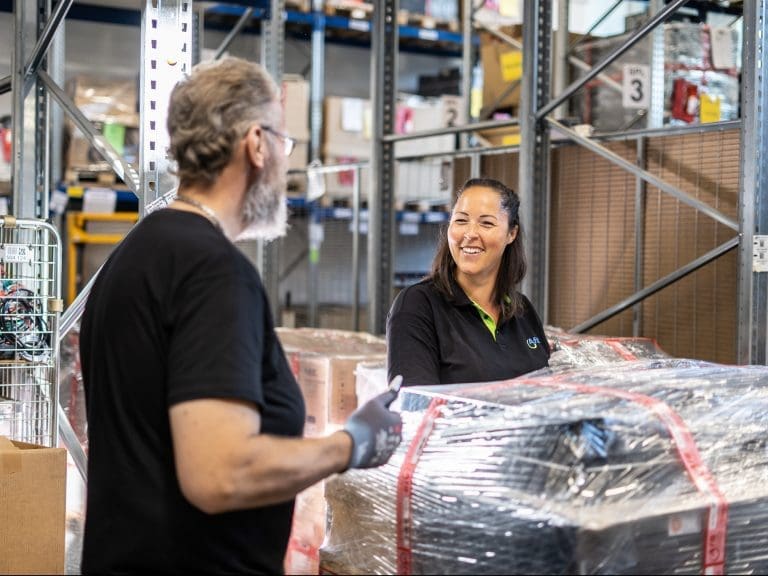 Zwei Mitarbeitende von AfB „Arbeit für Menschen mit Behinderung“ beim IT-Refurbishment