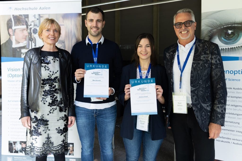 Karl Amon Optometry Award 2022: v.l.n.r.: Prof. Dr. Anna Nagl, Maximilian Aricochi, Jessica Gruhl, Karl Amon. Bild: Samuel Burkhart