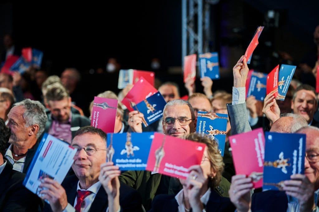 Einmal abstimmen, bitte! Foto: Detlev Schilke/Spectaris