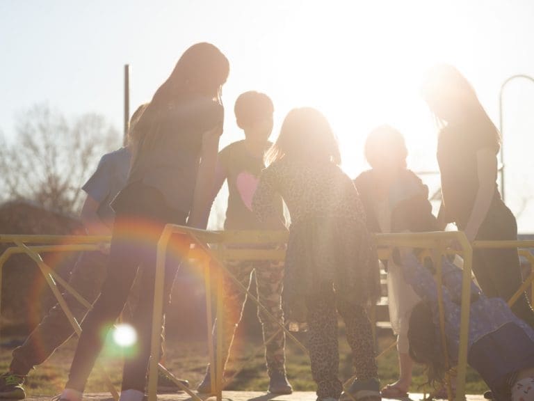 Kinder spielen im Tageslicht