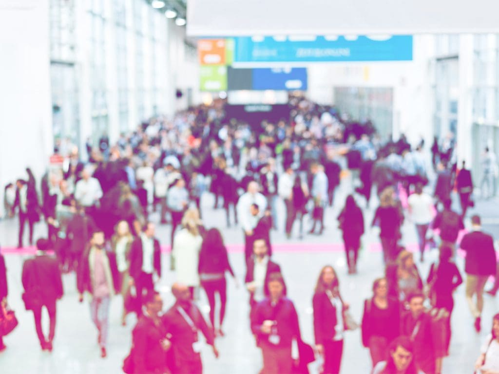 Eine stilisierte Aufnahme von einer Menschenmenge auf einer Messe.