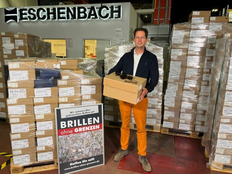 Eschenbach CEO Dr. Jörg Zobel mit den Modellen zur Brillenspende an Brillen-ohne-Grenzen