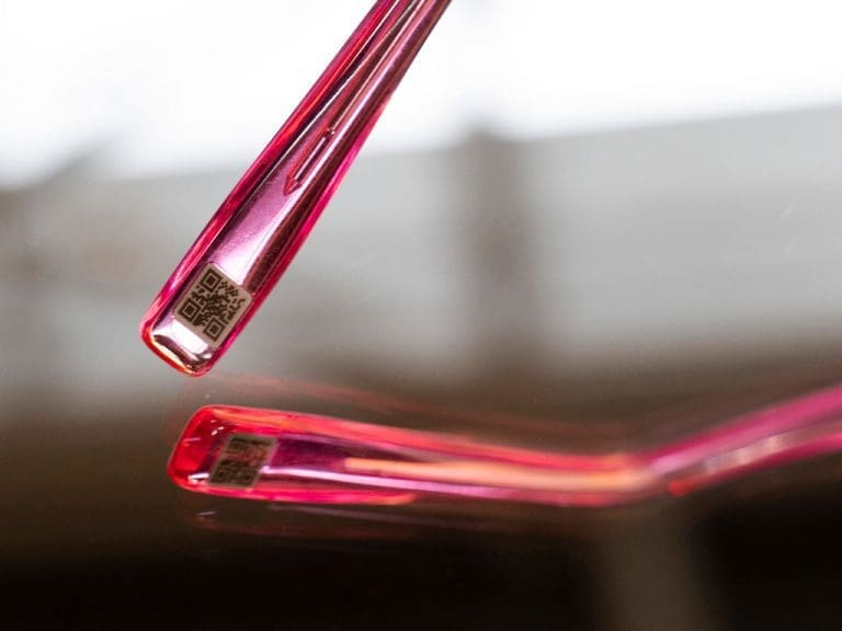 Eine Brillenfassung von Lightbird mit integriertem QR-Code. Bild: Frank Sonnenberg.