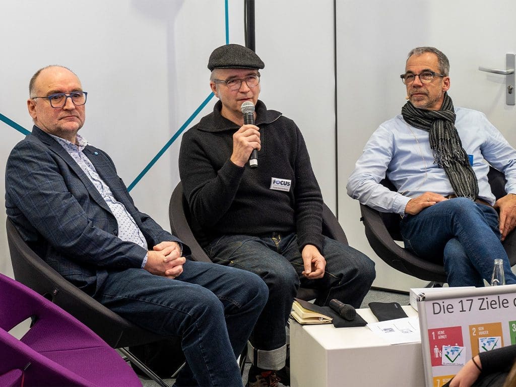 Michael Roos (Brillen ohne Grenzen), Frank Sonnenberg (FOCUS-Redakteur & CSR-Manager), Reinhard Müller (Optik Müller) beim opti Sustainability Hub.