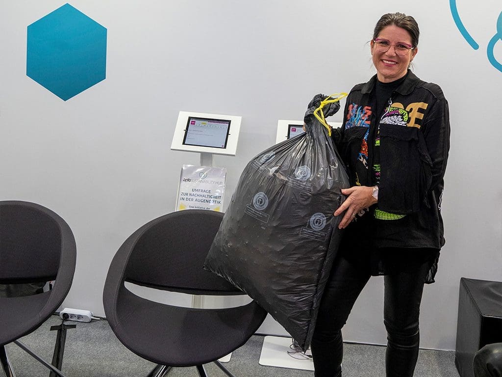 Carina Freytag-Hafen von Optik Marx präsentiert einen ganzen Sack voll Kontaktlinsenblisterverpackungen. Ein Kollege aus Frankfurt hat die leeren Verpackungen rund sechs Monate lang von seinen Kunden gesammelt.