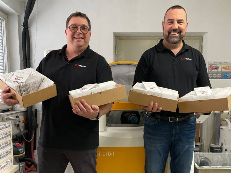 Optik Weber Geschäftsführer Martin Ulm und Korhan Gazi mit der Spende von 400 Brillengläsern an den Entwicklungsdienst Deutscher Augenoptiker (EDA)