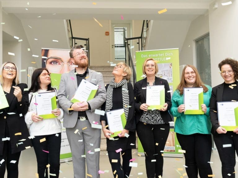 Zertifikatsübergabe an die neun frisch gebackenen Assistenten/-innen der Augenoptik (IHK) von Rottler in der Zentrale