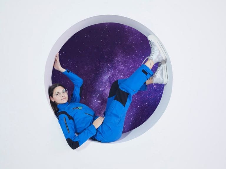 Brillenträgerin und Nachwuchsastronautin Alyssa Carson trägt Silhouette Brille