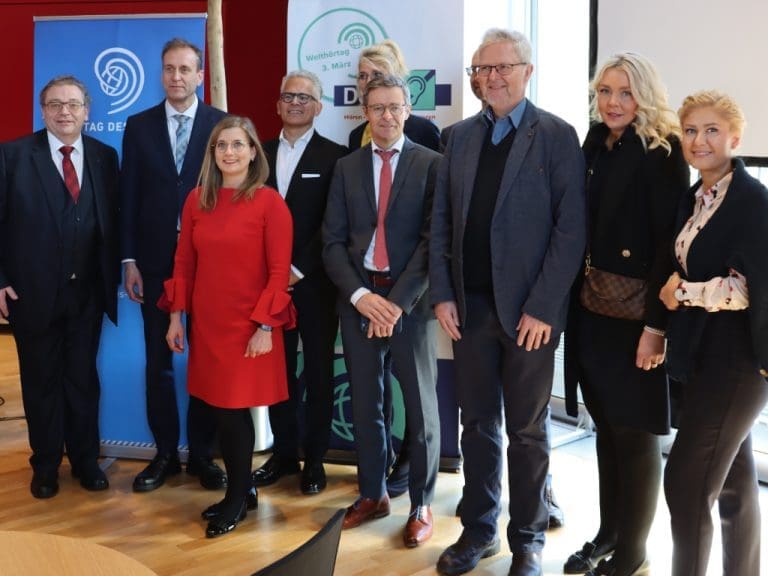 DSB und DCIG informierten zum Welttag des Hörens Politiker des Deutschen Bundestages über bessere Versorgungsstandards für hörgeschädigte Menschen.