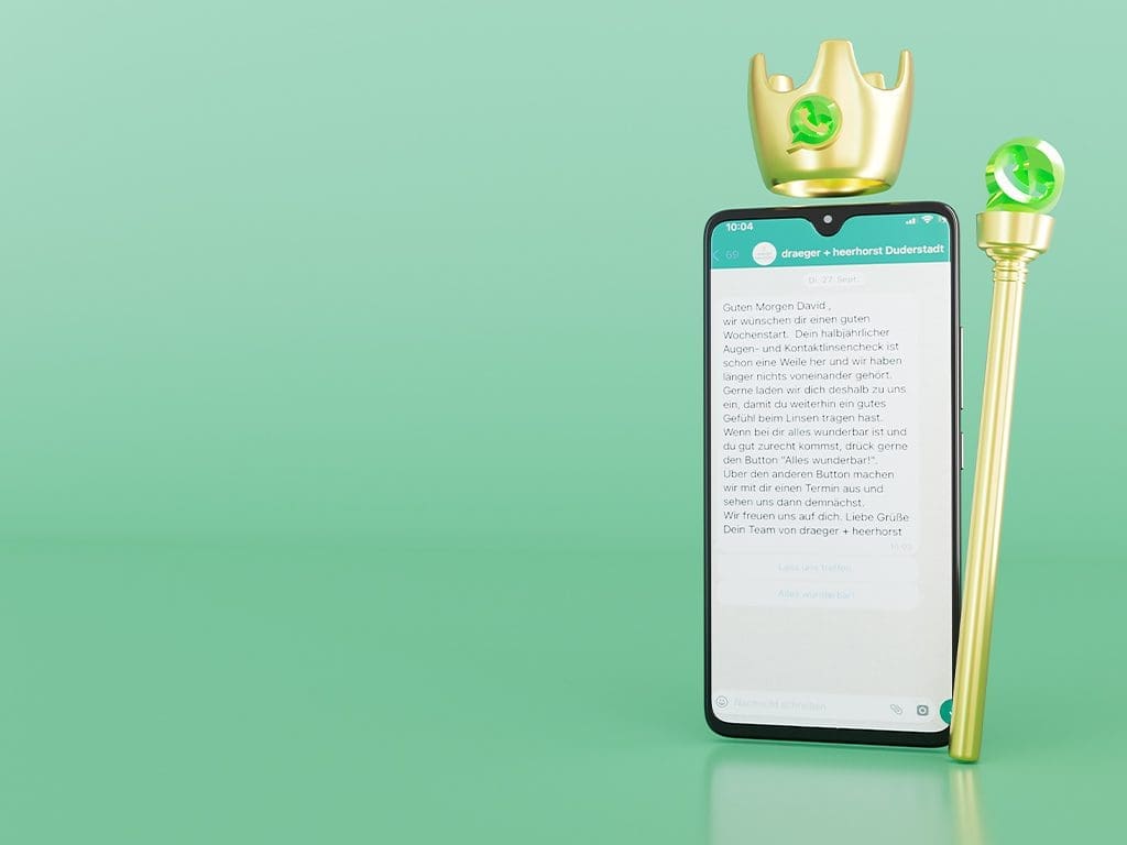 Ein Smartphone mit Krone. zu sehen ist ein Messagertext an einen Bestandskunden.