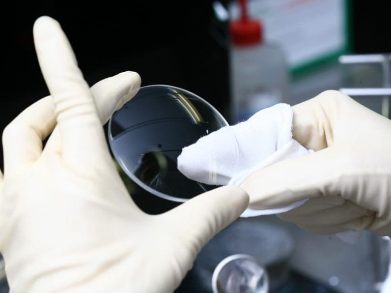 Brillenglas polieren