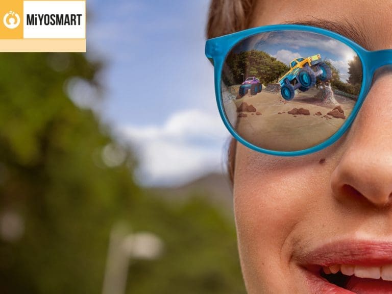 Kind mit Hoya Miyosmart Myopie-Management-Sonnenbrille