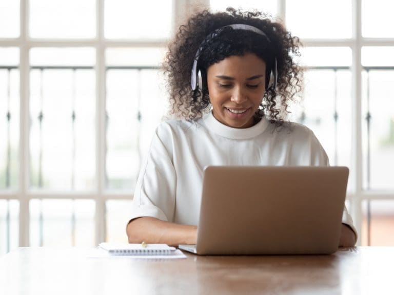 Frau am Laptop beim Online-Seminar