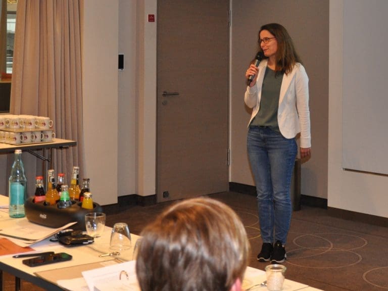 Kerstin Westhoff spricht auf der Mitgliederversammlung der Augenoptikerinnung Westfalen