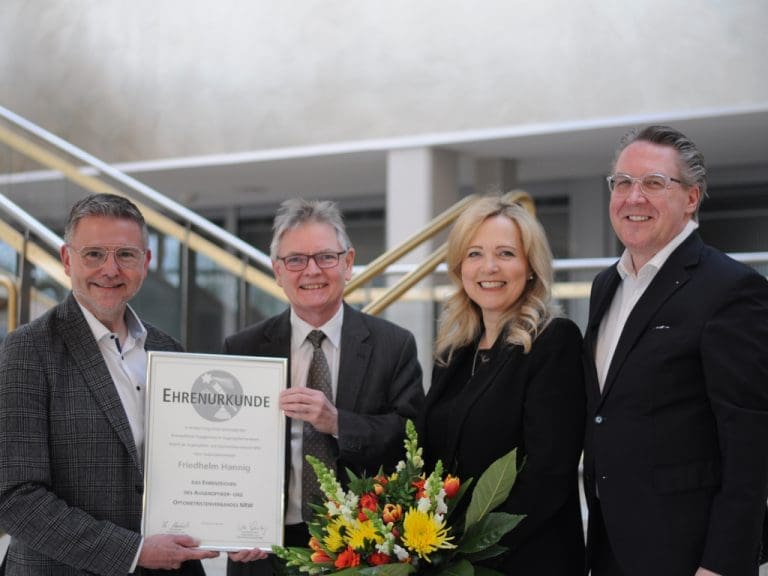 Thomas Heimbach (Vorsitzender AOV NRW), Friedhelm Hannig, Ute Limberg (Geschäftsführerin AOV NRW), Diethard Pankatz (Obermeister AOI Westfalen) bei der Ehrung von Friedhelm Hannig