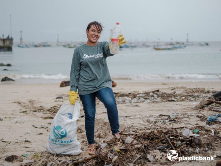 Plastic Bank-Sammler am Strand