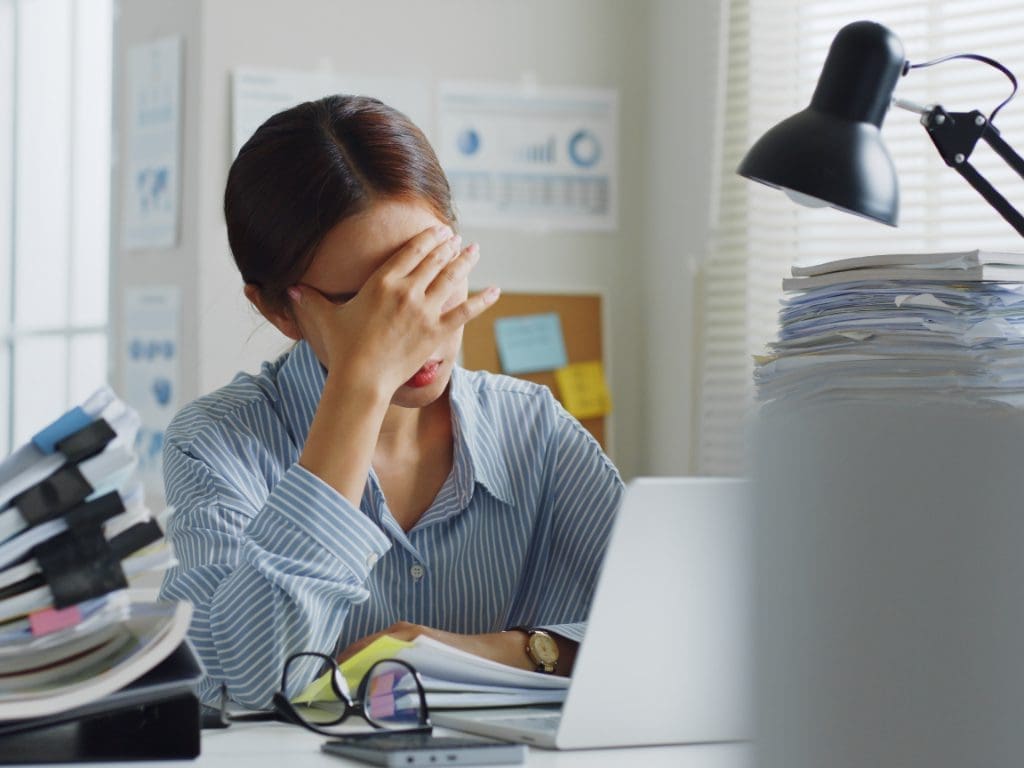 Frau mit Kopfschmerzen