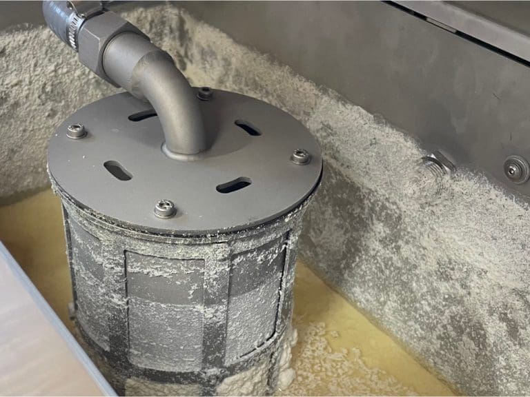 Schleifabfälle, die mit einem Wasserfilter für Schleifautomaten, herausgefiltert wurden. Auf dem Foto sieht man das Innere dieses Tanks mit dem Filter und dem hinterbliebenen Mikroplastik.