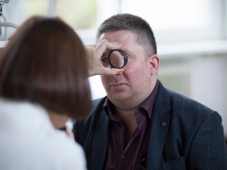 Sehtest bei einer sehbehinderten Person