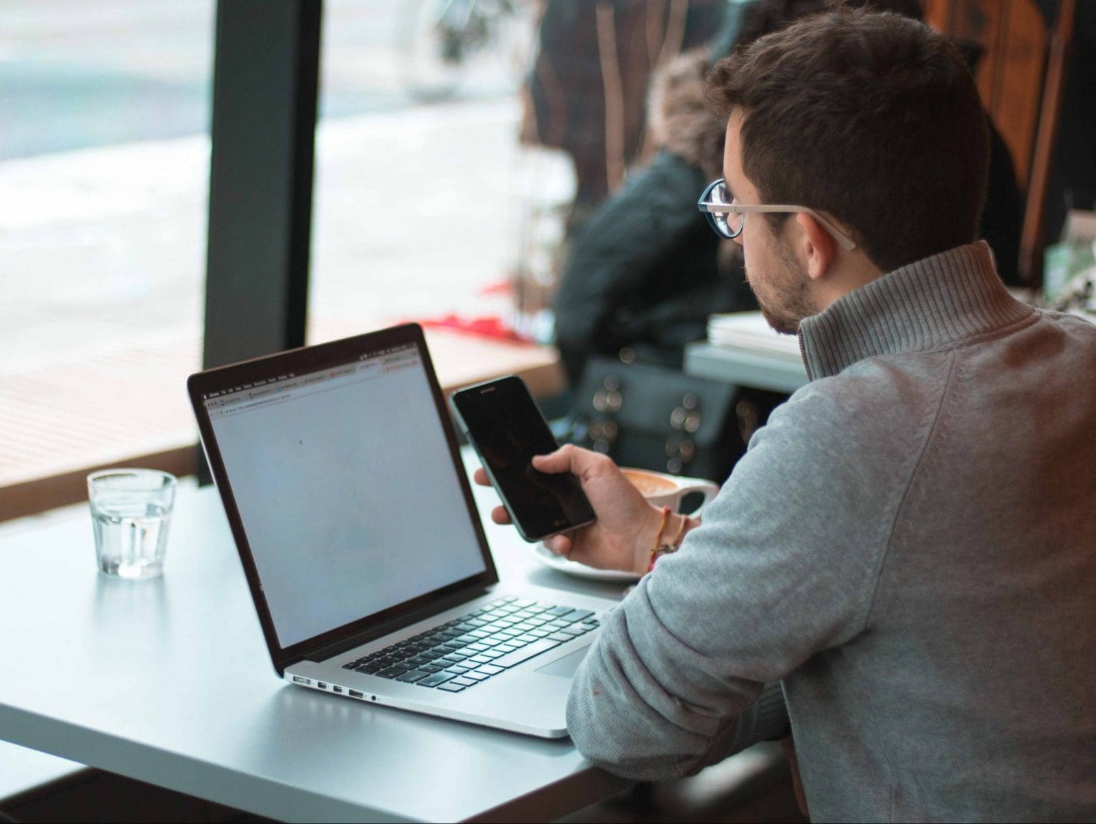 Mann mit Brille beim Webinar