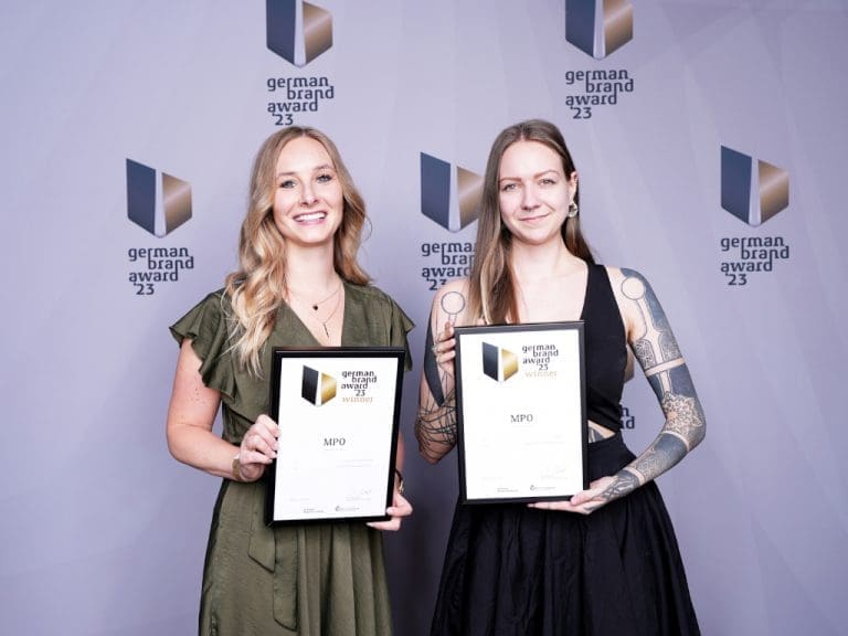 Nina Jokesch, Department Manager MPG Marketing und Lisa Schrittwieser, Graphic Designer bei den German Brand Awards 2023