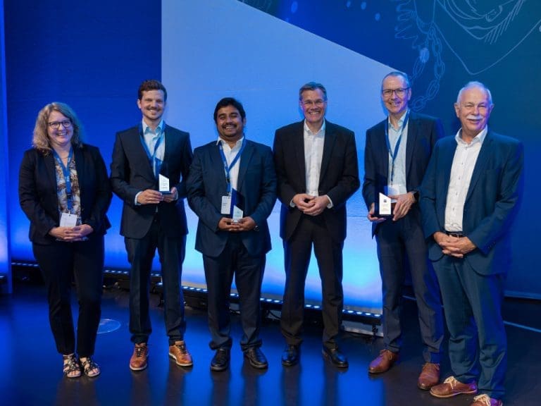 Gruppenfoto mit Prof. Dr. Christine Silberhorn, Dr. Simon Baier, Dr. Arindam Ghosh, Prof. Dr. Immanuel Bloch, Dr. Karl Lamprecht und Prof. Dr. Jürgen Mlynek. (Dr. Dasha Nelidova konnte den Preis nicht persönlich entgegennehmen). Foto: Zeiss