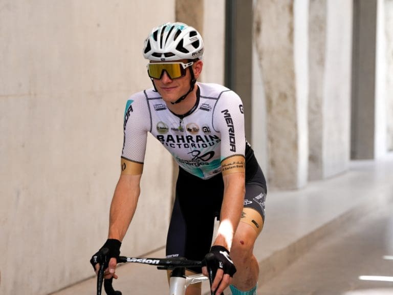 Radsportler vom Team Bahrain Victorious trägt Rudy Project-Sportbrille Kelion