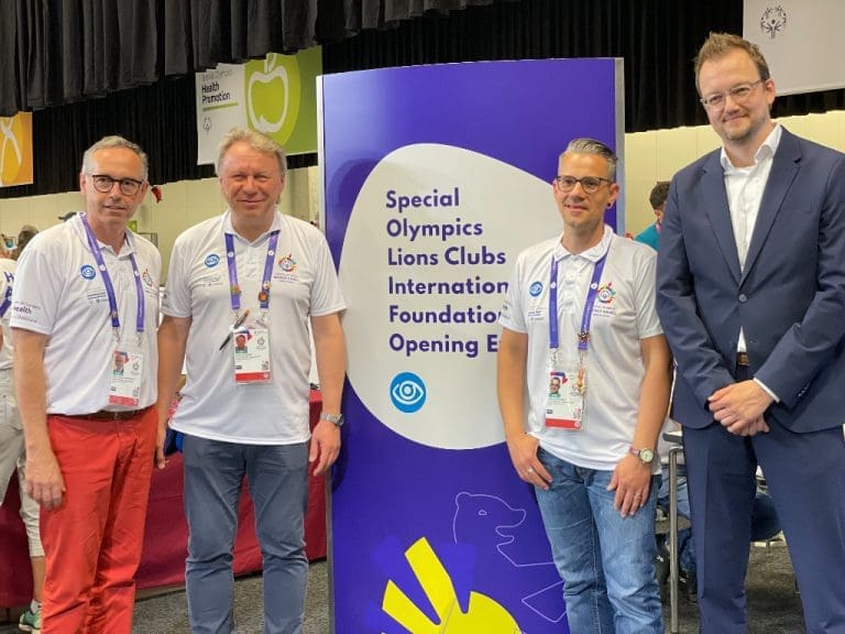 ZVA-Vizepräsident Kai Jaeger bei den Special Olympics World Games in Berlin mit den ehrenamtlichen Helfern und Organisatoren des Healthy Athletes-Programms Dr. Werner Eisenbarth, Stefan Schwarz und Thomas Pohlenz