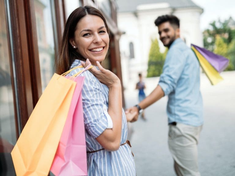 Frau und Mann lachen während Shopping-Tour