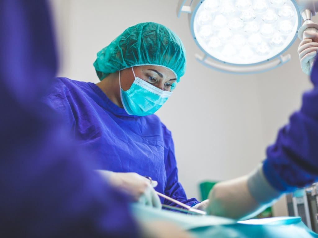 Operativer Eingriff am Auge