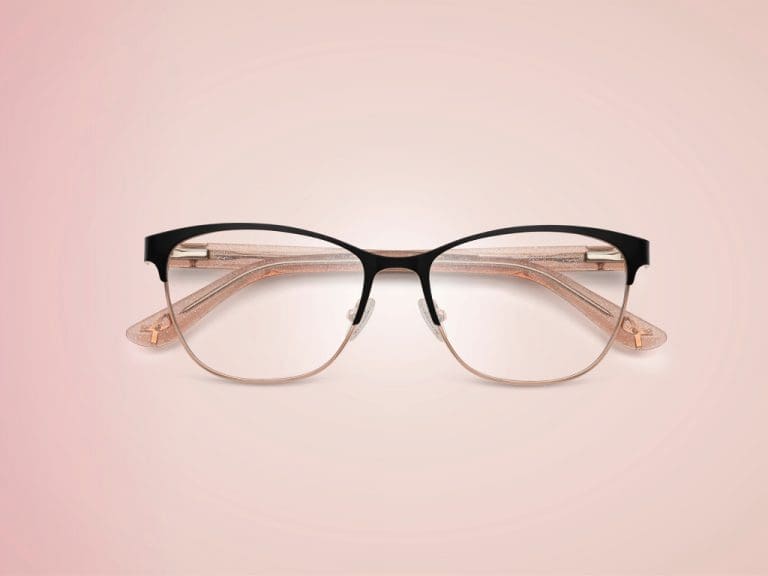 Brille von Guess Eyewear und Marcolin mit rosa Schleife am Bügel als Zeichen gegen Brustkrebs