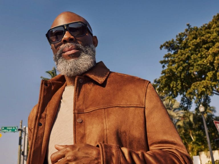 Mann trägt Carrera Smart Glasses mit Amazons Alexa-Technologie