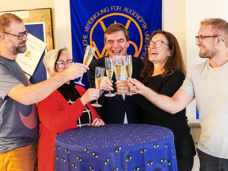 Der Vorstand der WVAO Andreas Beck, Vera Pfeifer, Sabine Schlich und Gero Mayer mit Hartmut Glaser in der Mitte, anstoßend auf Glasers 40-jähriges Dienstjubiläum