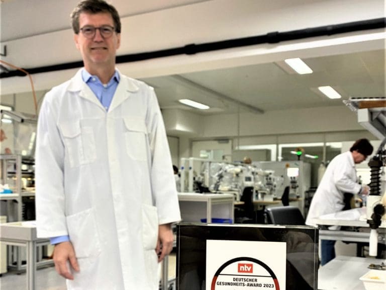 Dr. Dirk Lauscher, Geschäftsführer der Wöhlk Contactlinsen GmbH, mit dem Deutschen Gesundheits-Award 2023 in der Kontaktlinsen-Fertigung am Firmensitz in Schönkirchen