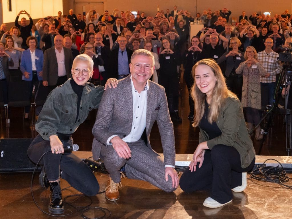 Sängerin Stefanie Heinzmann, Thomas Heimbach, Musikerin Sophie Chassée auf der Bühne beim BLICK•2023, dem Verbandstag des Augenoptiker- und Optometristenverbands NRW (AOV NRW)