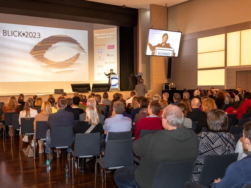 Prof. Dr. Margot Käßmann auf der Bühne beim BLICK•2023, dem Verbandstag des Augenoptiker- und Optometristenverbands NRW (AOV NRW)