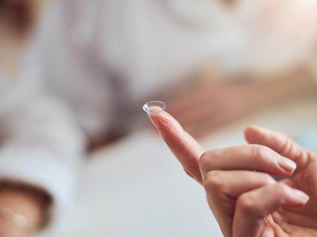 Kontaktlinse auf Hand