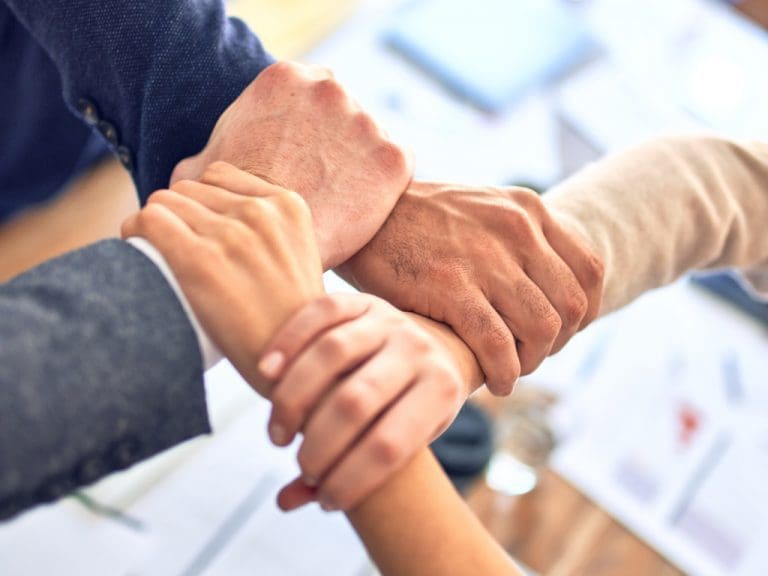 Verschränkte Arme als Zeichen der Kooperation