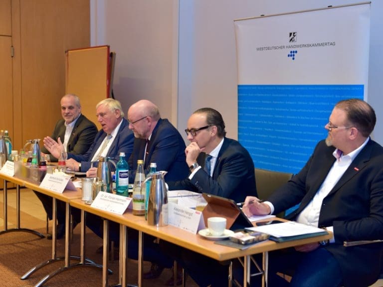 WHKT-Vizepräsident Jochen Renfordt, NRW-Arbeitsminister Karl-Josef Laumann, WHKT-Präsident Berthold Schröder, WHKT-Hauptgeschäftsführer Dr. Florian Hartmann, WHKT-Vizepräsident Alexander Hengst