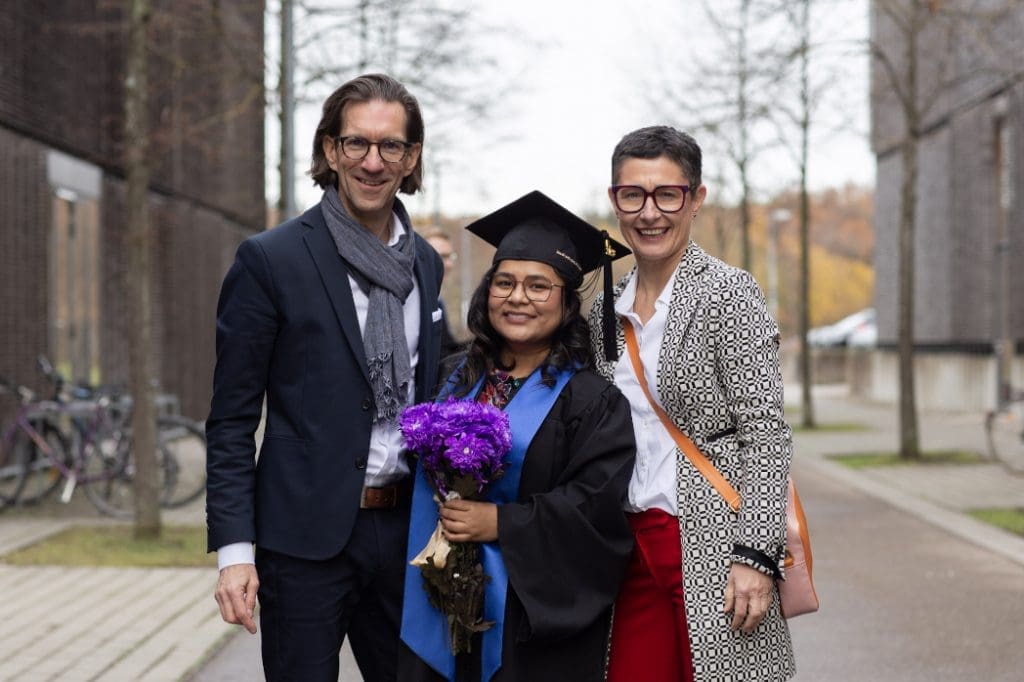 Augenoptik-/Optometrie-Masterabsolventin der Hochschule Aalen Silu Bhitrikoti aus Nepal gemeinsam mit Gabi Wutschke und Volker Meyer