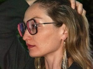 Frau mit Shape line edge coloring farbige Brillenglasrandbeschichtung von Shape Engineering GmbH