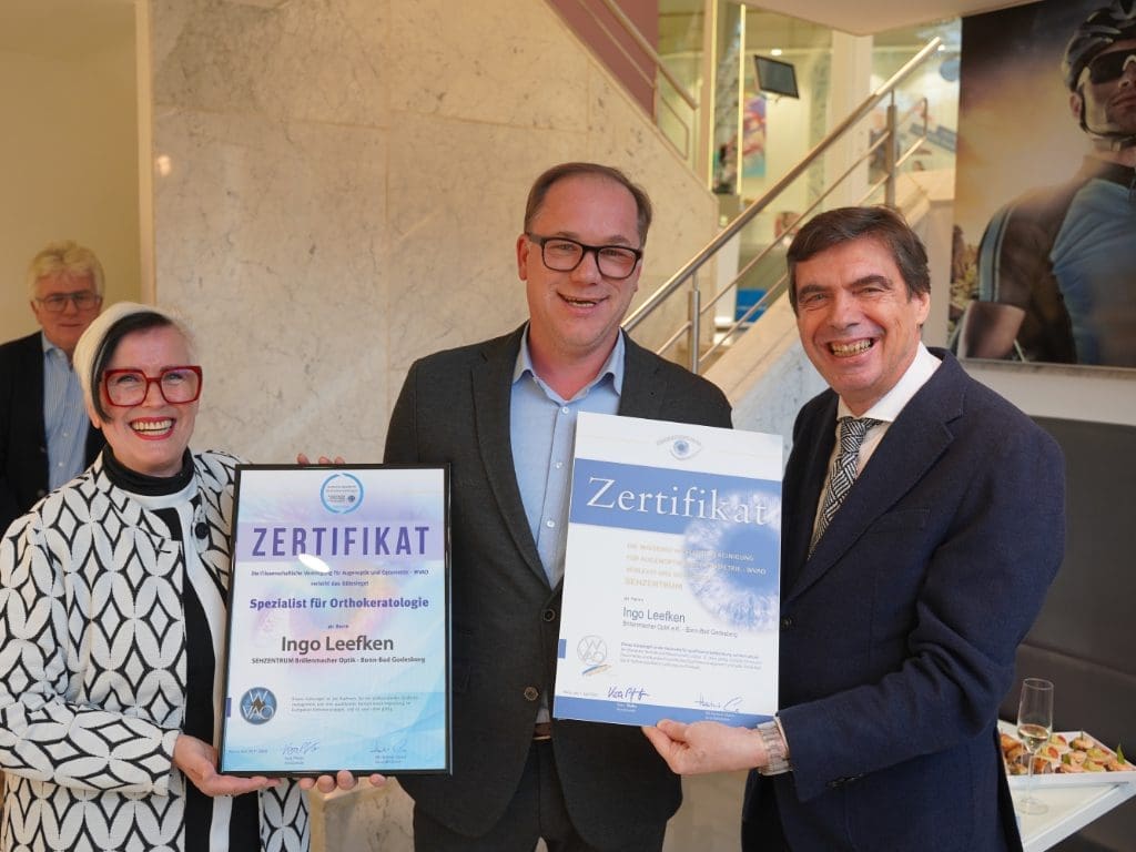 Vera Pfeifer, Ingo Leefken, Hartmut Glaser bei der Überreichung von zwei WVAO-Gütesiegeln