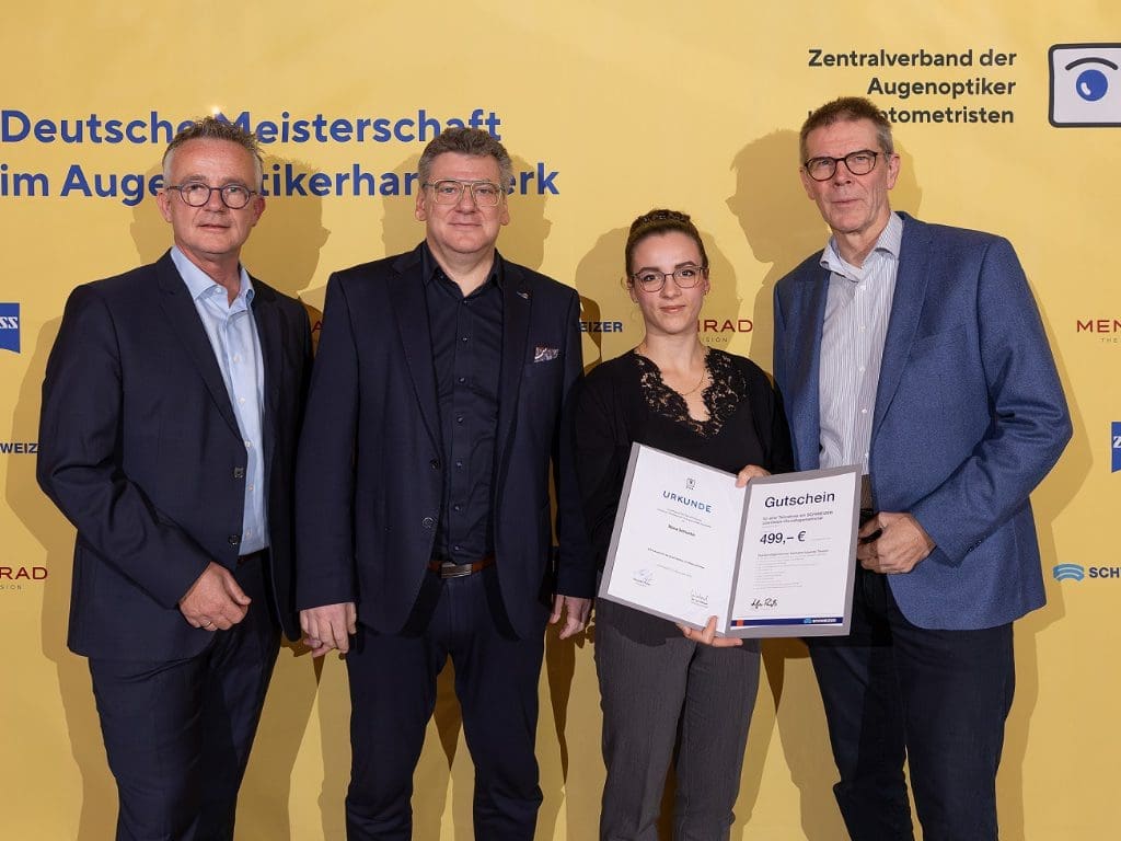 Dirk Schäfermeyer, Giovanni Di Noto (beide vom ZVA), Nina Scharke (Sonderpreis „Low-Vision-Beratung“) und Rainer Hankiewicz (ZVA-Berufsbildungsausschuss) auf dem Finale der Deutschen Meisterschaft im Augenoptiker-Handwerk 2023